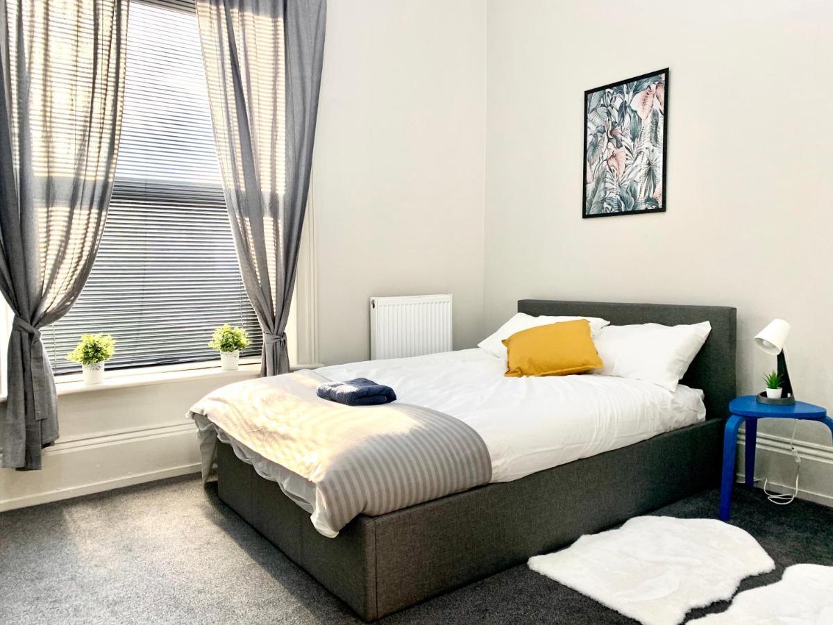 Free, Large Car Park Apartment Wakefield Exterior photo