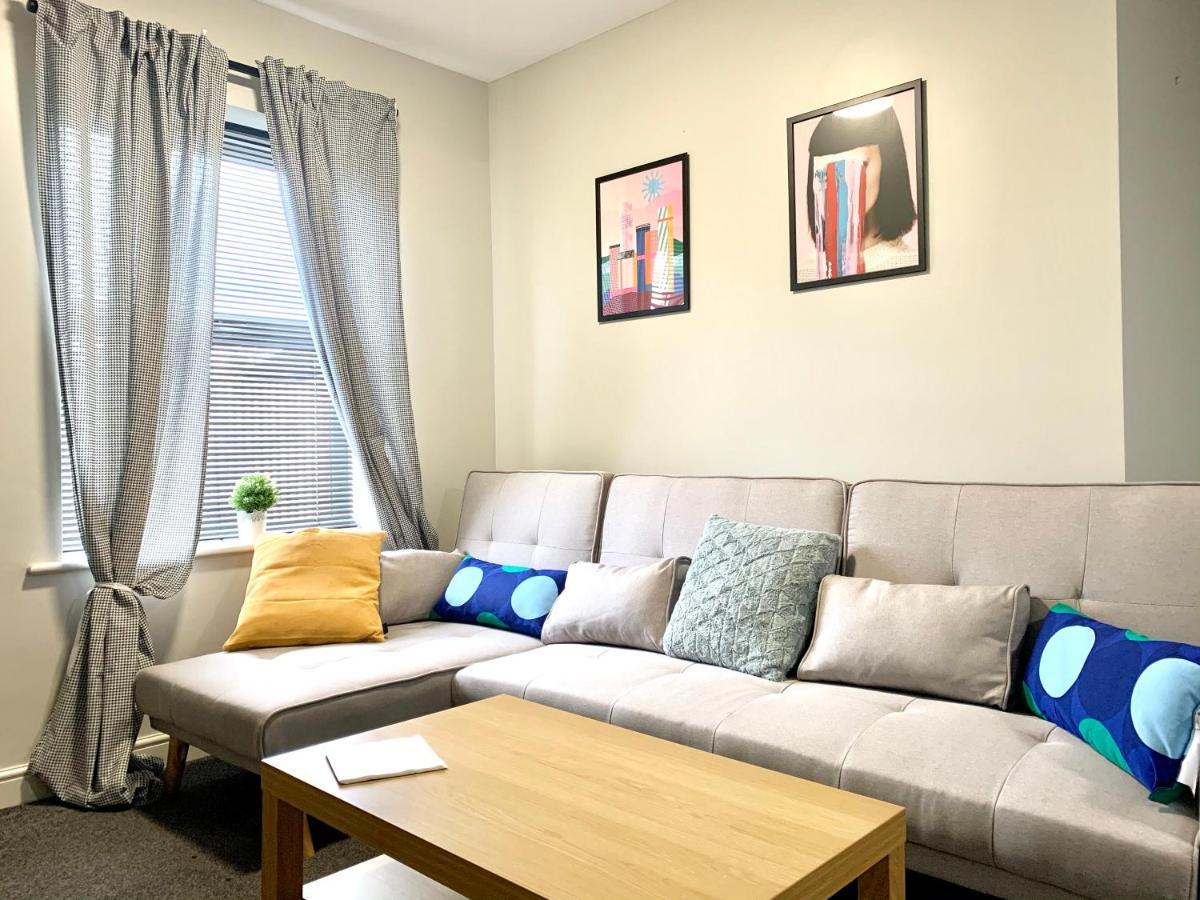 Free, Large Car Park Apartment Wakefield Exterior photo